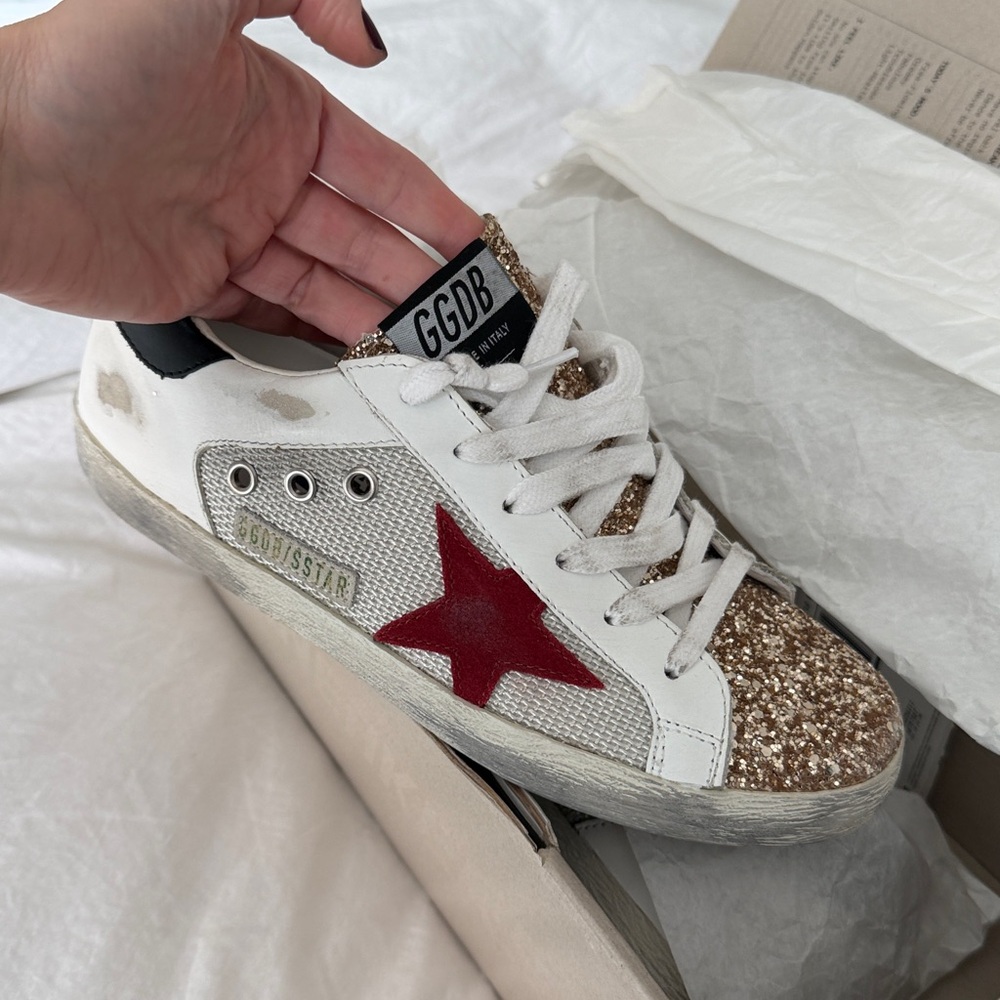 Never worn! Stylish Women's Golden Goose Sneakers with Red Star and Gold Accents - Picture 2 of 7